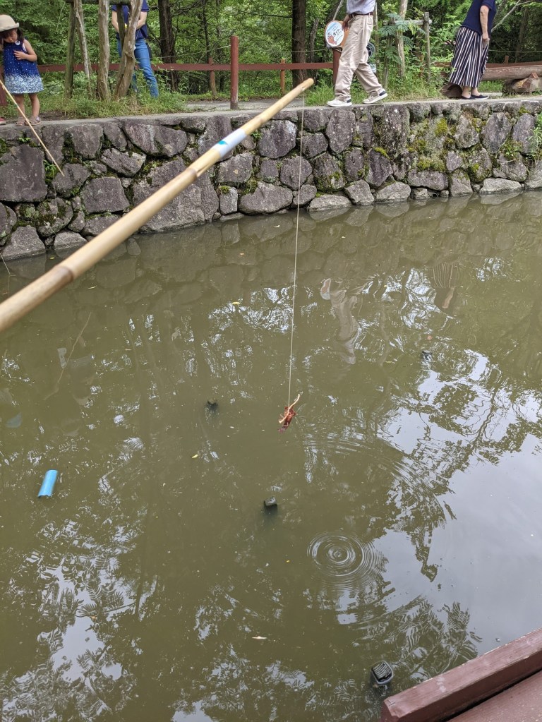 モクモク手作りファームでザリガニ釣り