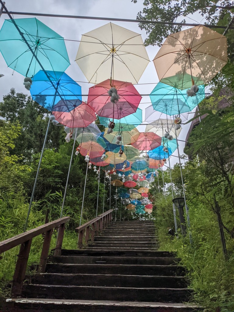 階段の上に飾られていた傘とブタさんたち