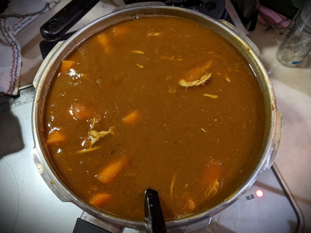 お鍋いっぱいのカレー